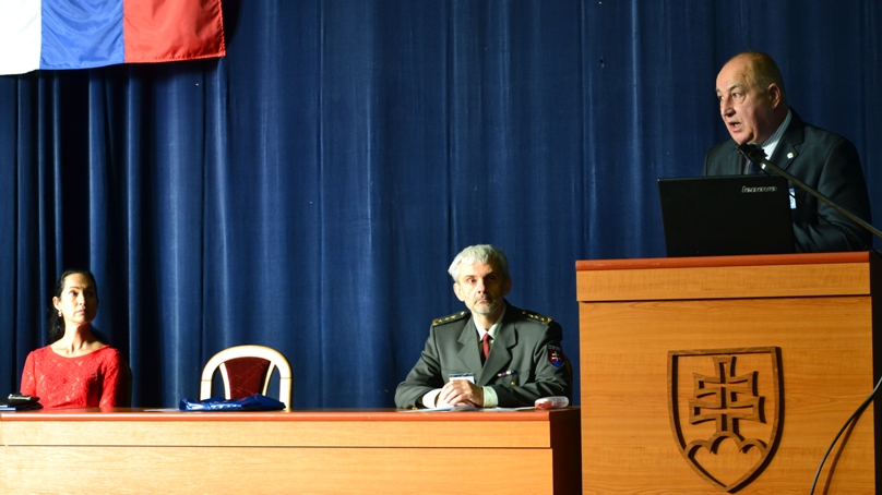 Zľava: Lucia Kurilovská, Pavol Kocán, s príhovorom vystupuje Ľubomír Ábel